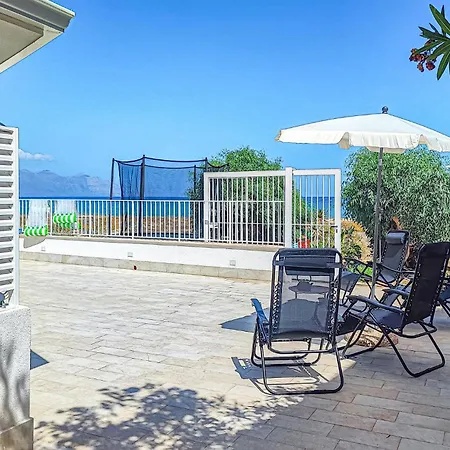 3 Bedroom Gorgeous In Alcamo